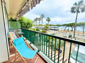 T2 devant la plage pied dans l'eau clim WIFI parking